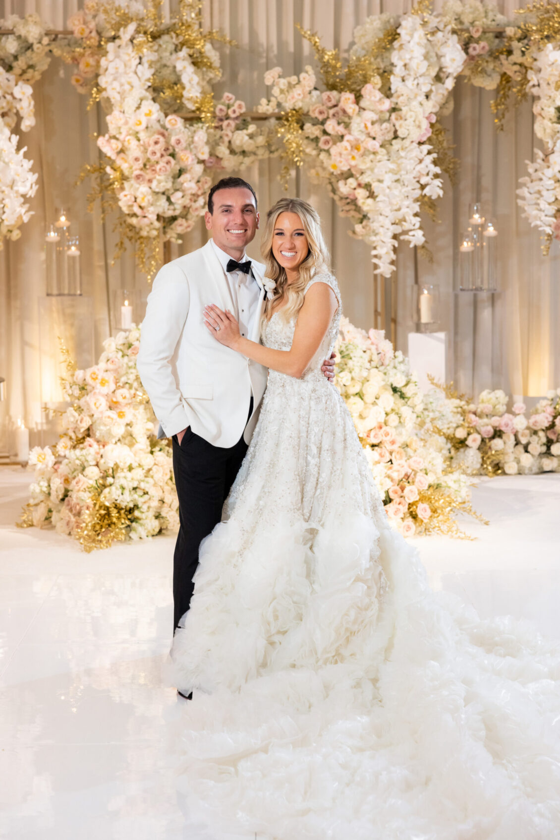 在蒙太奇拉古纳海滩举行的闪闪发光的金色和粉色婚礼 ~ WedLuxe Media