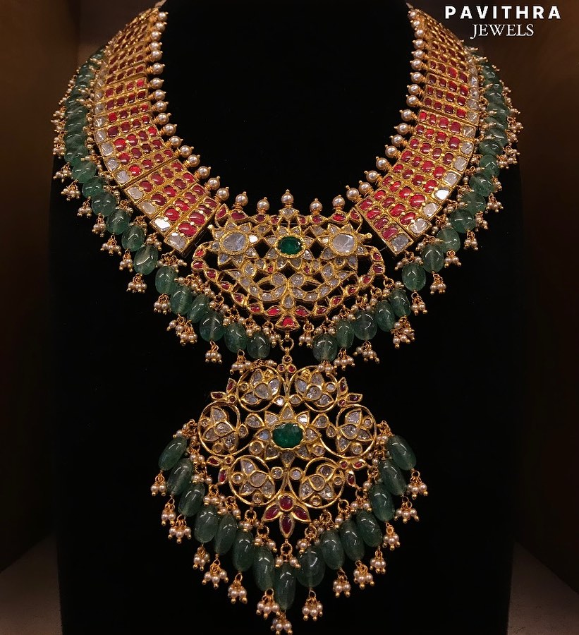 “Pavithra Jewellers” 设计的古董 Kundan 金项链 • 南印度珠宝