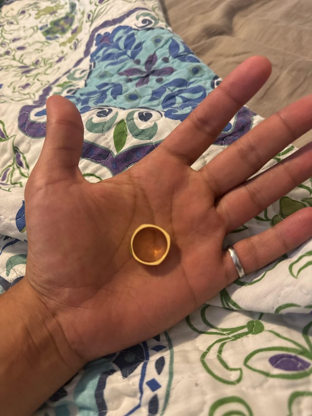 我收到了这枚 22 克拉金戒指作为礼物。 外部的色调与内部的色调不同，内部看起来像黄金。 它的标记是 916，那么外观只是白金吗？