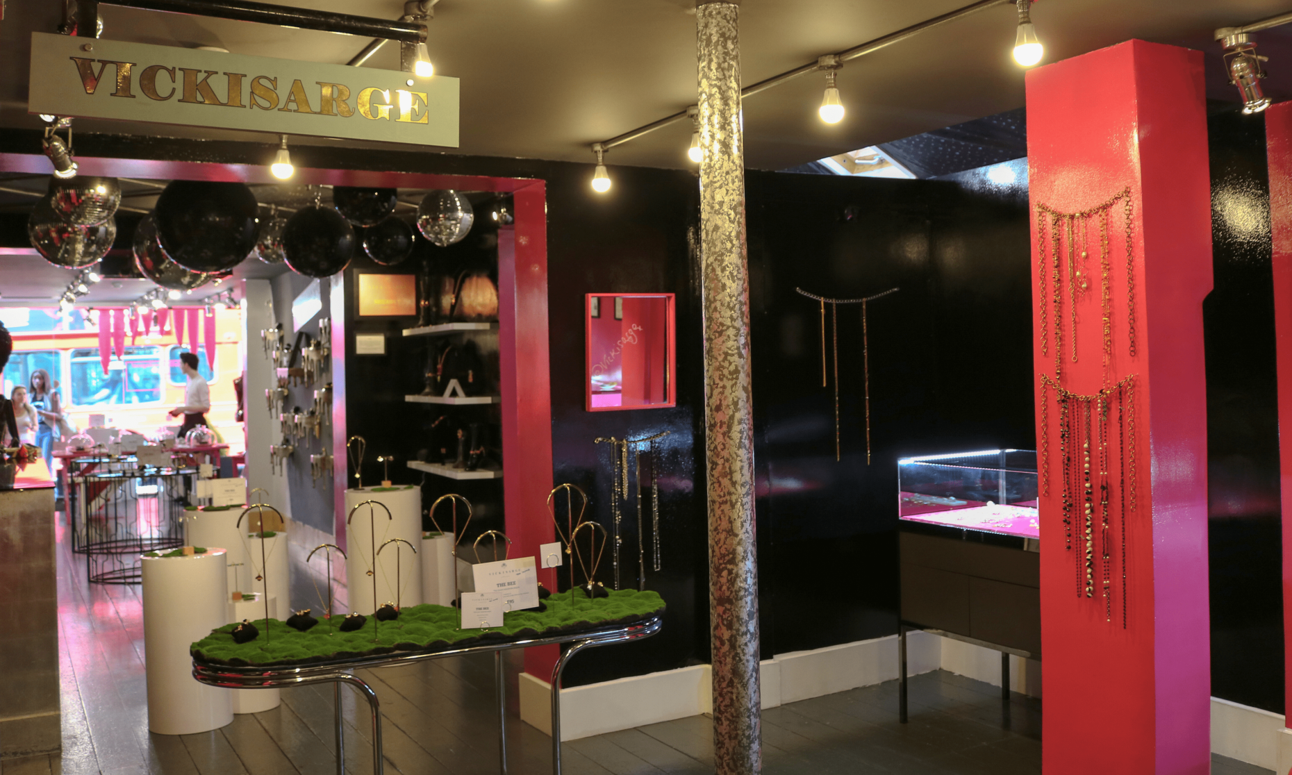 Vikisarge 推出新旗舰店