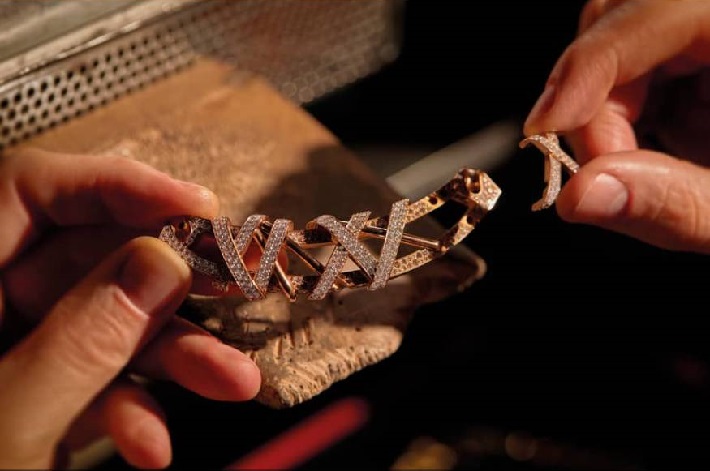 Pomellato Acquires High-Level Stone Setting Lab