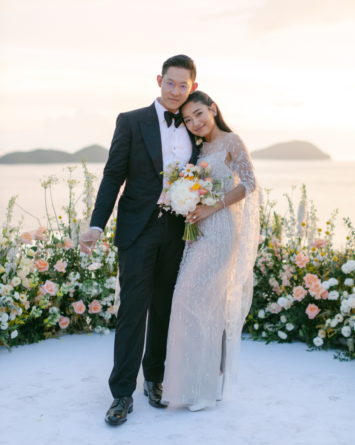 在风景秀丽的斯攀瓦 (Sri Panwa) 举办充满活力的黄色婚礼 ~ WedLuxe Media