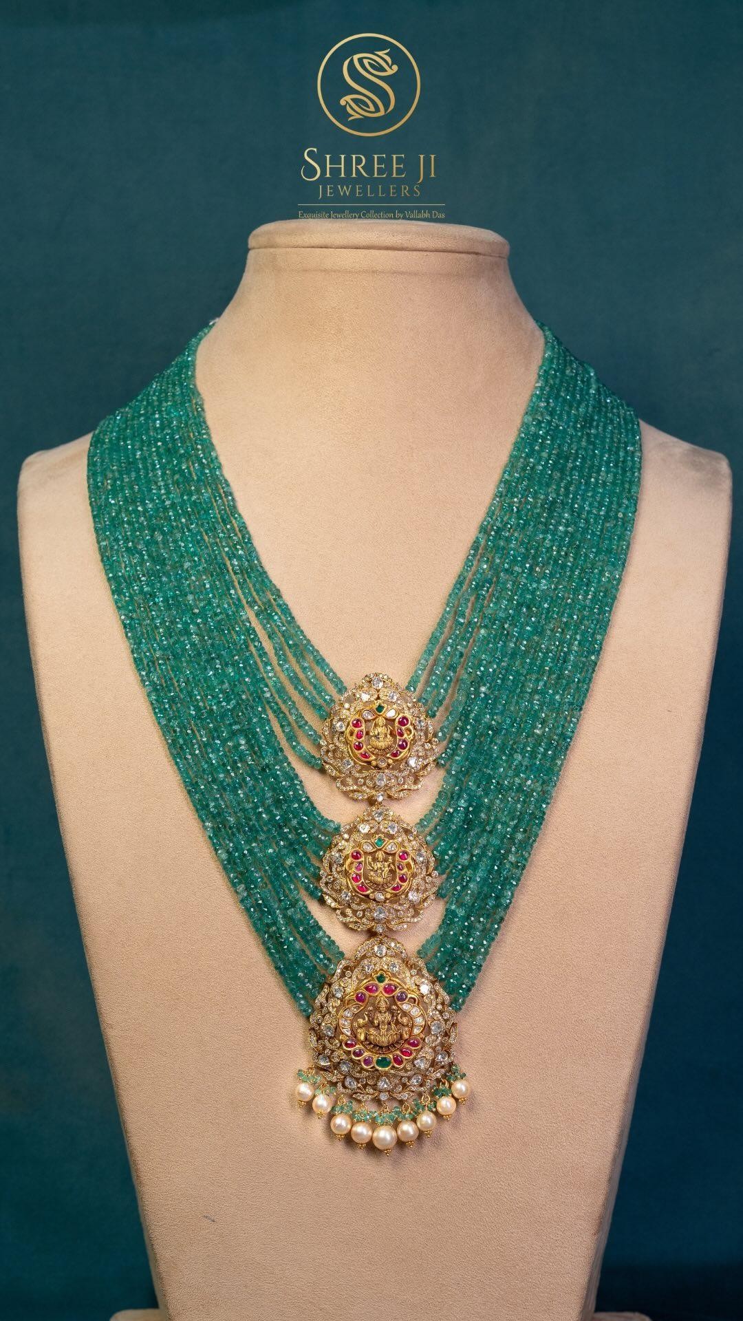 来自“Shreeji Jewelers”的镶有祖母绿的长金项链 • 南印度珠宝