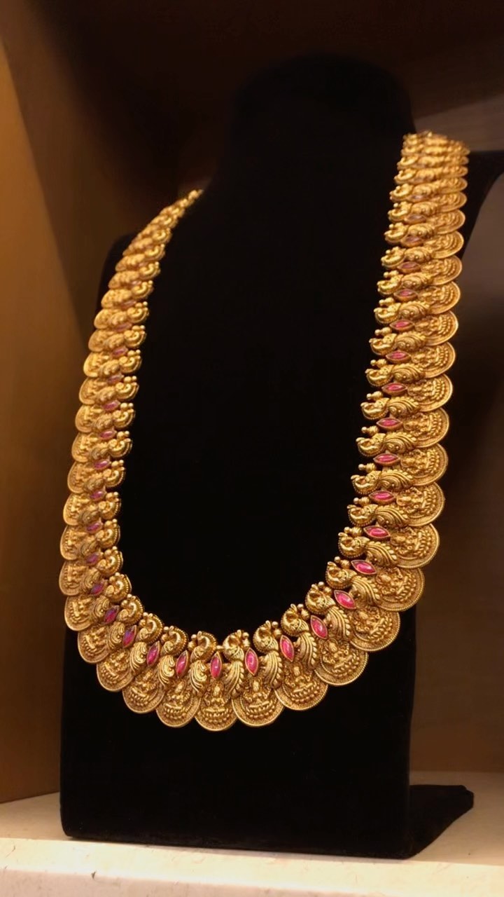 “Pavithra Jewellers” 设计的古董 Kasolabiru 金项链 • 南印度珠宝