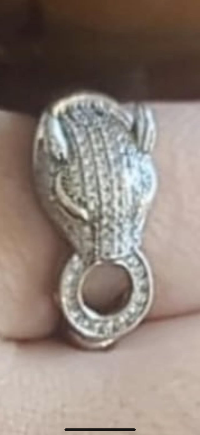 我的一个熟人声称这块手表是卡地亚原装的，但我对此表示怀疑。这块手表有ID吗？