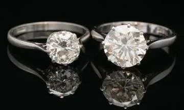 带有经过认证的天然钻石的戒指即将拍卖