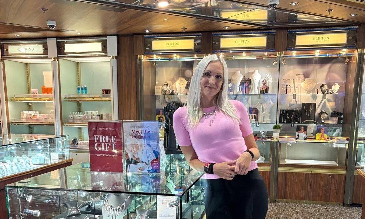 露西·夸特梅因 (Lucy Quartermaine) 与哈挺 (Hardinge) 合作为邮轮筹款