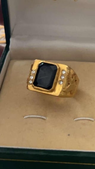 我从祖父那里继承了这枚戒指，石头是红宝石，小石头是钻石，它是由 24 克拉金制成的，我想知道它的起源和价格