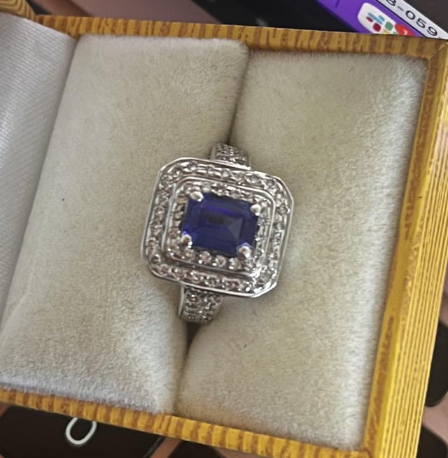 我收到了这枚坦桑石和钻石戒指作为礼物，并且很想将其改造成完全不同的东西（也可以是项链/手链）。 我喜欢片冈风格的珠宝，但也喜欢蒂芙尼等更优雅的珠宝，我主要佩戴金/玫瑰金珠宝。 您有什么灵感想法吗？