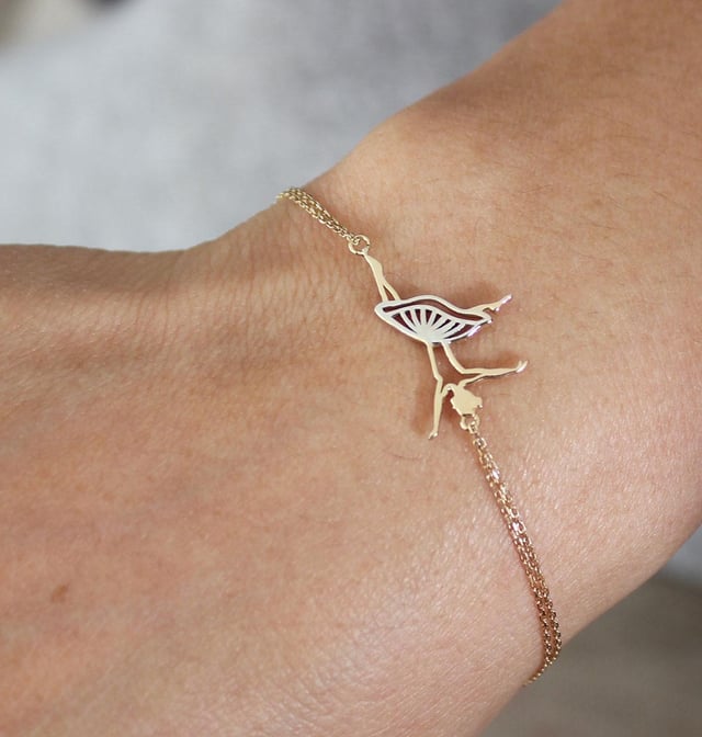 吊坠变成银色……但由 14k 金实心制成。 收到手环两周后会发生这种情况吗？