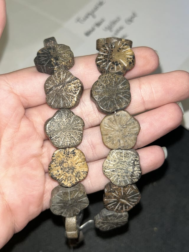 您猜猜这些珠子属于什么类型的石头？ 在珠展上购买的