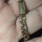 有谁知道在手链上安装扣环的简单方法吗？无论我将另一侧打开多少，它都不会留在原处