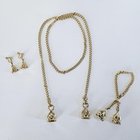 大家好！我需要一些帮助来识别我在拍卖会上购买的这套漂亮的套装。所有单品均未标记，但耳环是由镜片决定的 "金钟" 作者：Sarah Coventry 手镯和项圈上刻有纳皮尔的名字。我喜欢这个团体，只是想知道是否有人了解它！