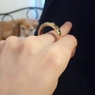 是否可以调整这款戒指的尺寸以适合我，或者尺寸差异是否太大？