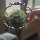 帮忙看看我手链上的扣子是什么牌子的？