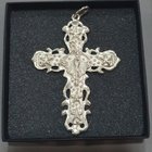 我今天从珠宝商那里收到了这个十字架。有人见过这样的人吗？它看起来不像耶稣，而是一个女人拿着她的衣服。