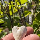 雕刻牛股骨心形吊坠和猪股骨戒指。