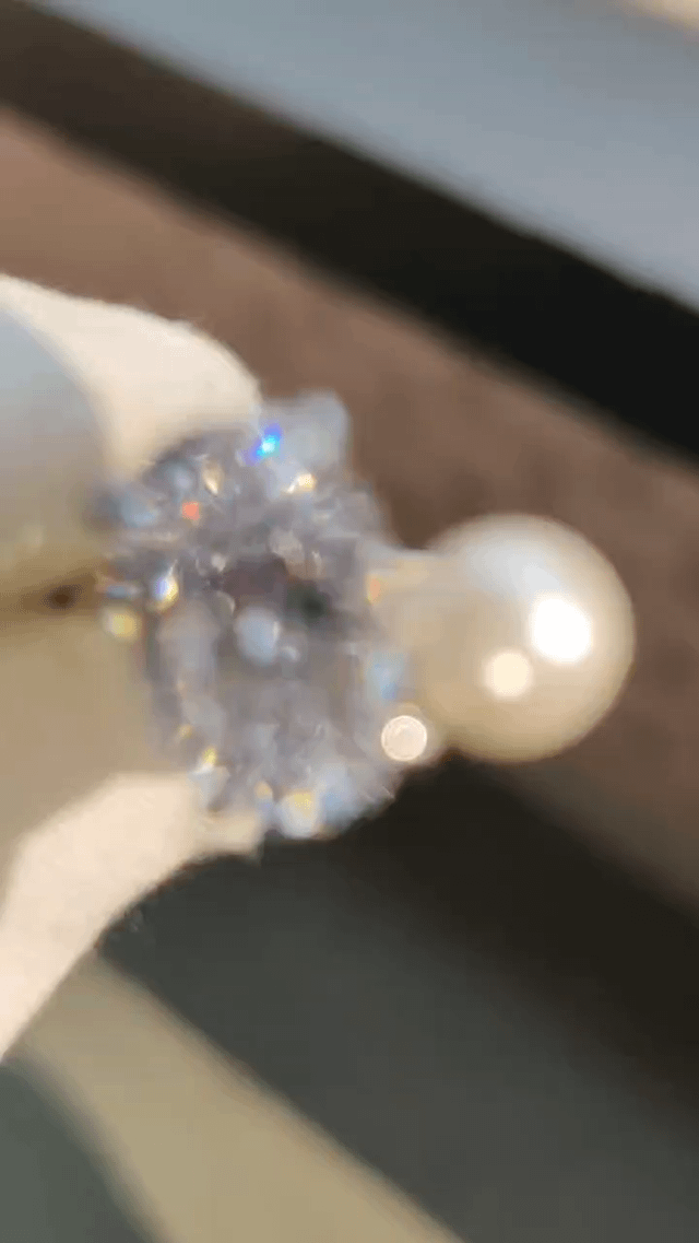 You & Me 浪漫戒指，镶嵌 3 克拉椭圆形切割钻石和珍珠