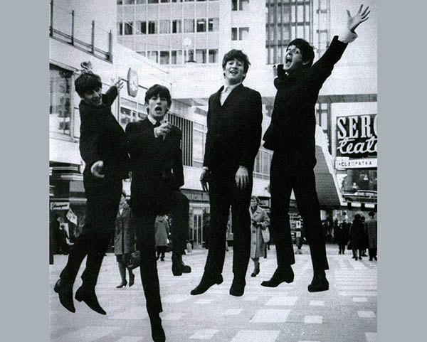 周五音乐剧：3 岁的朱利安·列侬 (Julian Lennon) 创作了《钻石天空中的露西》(Lucy in the Sky With Diamonds)