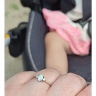 我的订婚戒指价值 20 美元，我非常喜欢它。