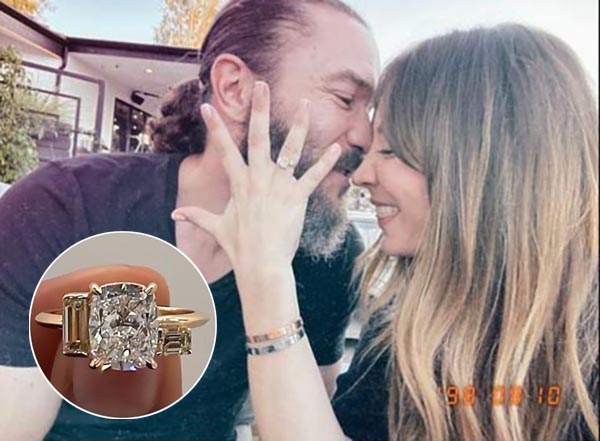 女演员 Kaley Cuoco 展示她的不对称三石订婚戒指