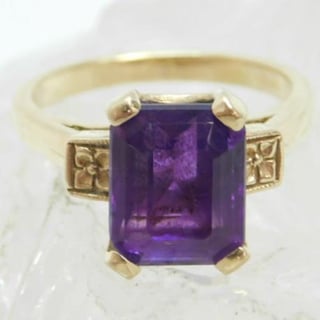 您好，我正在寻找这里的任何人可能知道的有关这枚紫水晶戒指的信息