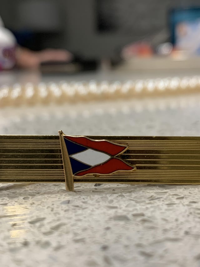 有谁知道这个国旗领带别针代表什么？大约 1950-60 年代，来自我曾祖父的盒子