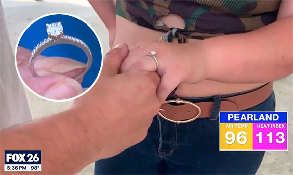加尔维斯顿金属探测器将情侣们聚集在他们珍贵的订婚戒指上