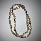 我在旧货店只花了 3 美元买了它，检查了一下，它是一条 14k 黄金米珠手链。我觉得性价比很高，我觉得真的很漂亮