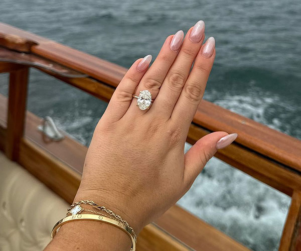 前《舞蹈妈妈》女演员卡拉尼·希利克 (Kalani Hilliker) 和她的未婚夫描述了对完美戒指的追求