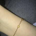 为什么这个手链上的一些珠子是黄色的？ 自从我收到它以来，它们看起来像这样