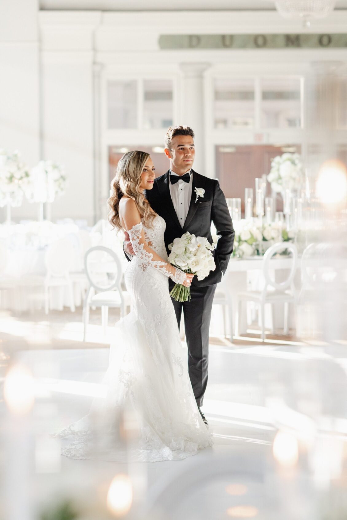 受索菲亚·里奇 (Sofia Richie) 启发，在多伦多 Liberty Grand 举办的全白活动 ~ WedLuxe Media