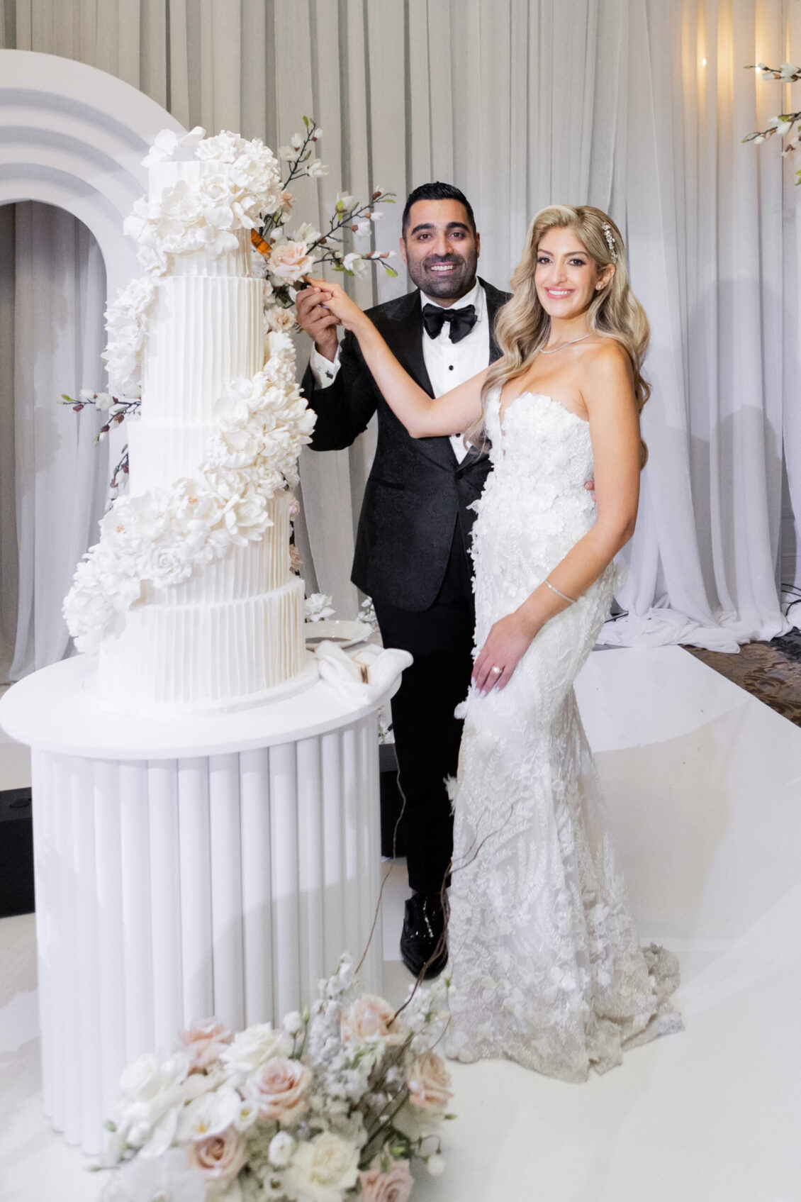 一场现代浪漫、充满波斯传统的粉色和白色婚礼 ~ WedLuxe Media