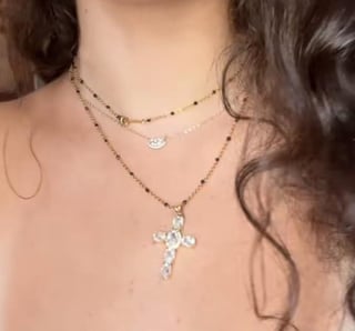 知道这个女孩从哪里得到她的珠宝吗？