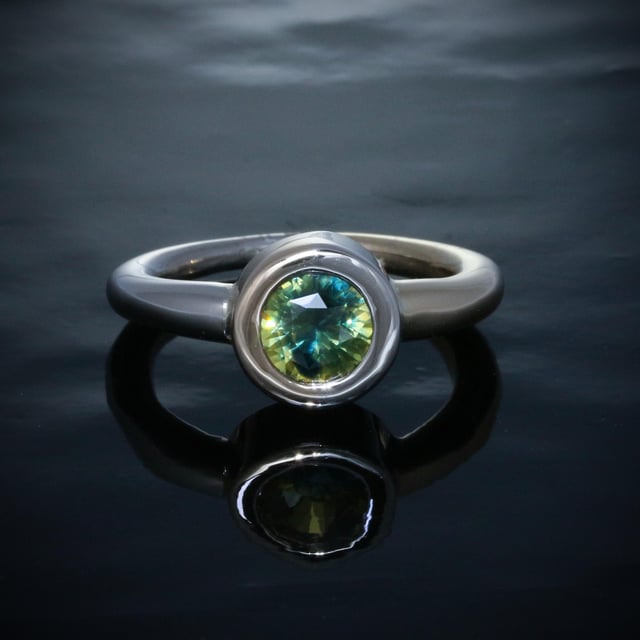 迷人的 100% 红宝石有两种不同颜色的戒指。这个框架令人惊叹，花了大约一天半的时间手工制作。这枚戒指上没有铸造任何东西。 14 克拉。