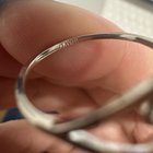 一枚刻有雅芳名字的戒指