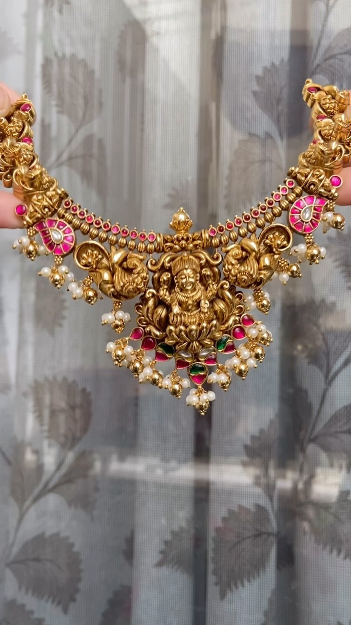 来自“Kruthika Jewellers”的古董 Lakshmi 孔雀项链 • 南印度珠宝