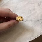 这枚戒指上有什么符号？