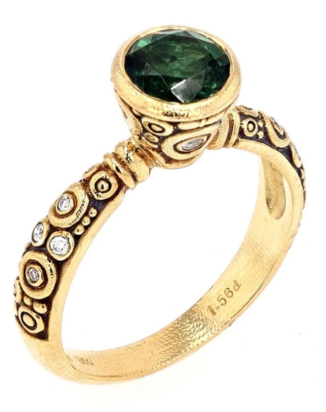 有没有可能的方法使这枚戒指成为三石戒指而不扩大戒圈？主石重 1.5 克拉，我会在两侧添加半克拉钻石。