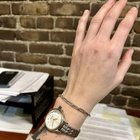 这手镯是不是太紧了？