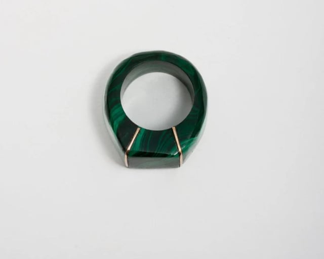 是否可以调整（放大）完全雕刻的孔雀石戒指的尺寸？