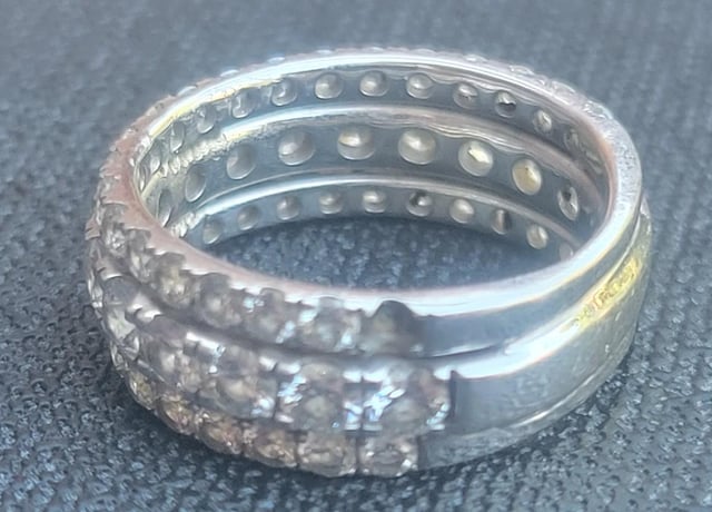 戒指缺少钻石，我需要建议