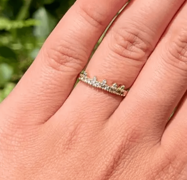 这是什么类型的戒指，它的含义是什么？