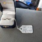 在旧货店找到的，几乎一文不值。 1.75克18克拉。据我看，他已经很老了。