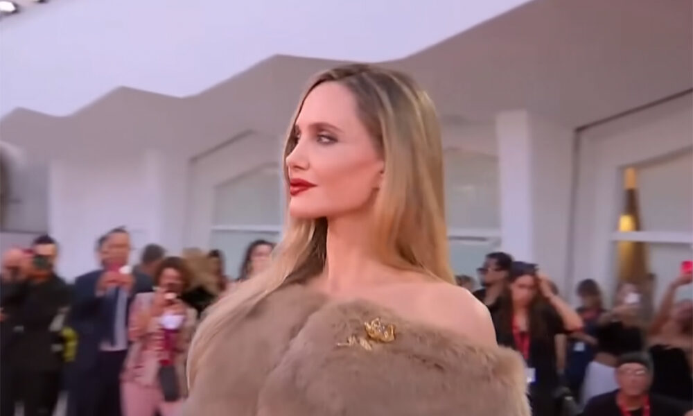 安吉丽娜·朱莉 (Angelina Jolie) 凭借玛丽亚·卡拉斯 (Maria Callas) 的《珠宝》在威尼斯和电影院大放异彩