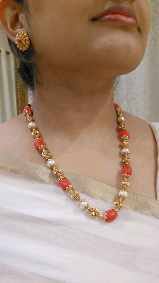 “Abharanashaala”的珊瑚和珍珠项链套装 • 南印度珠宝