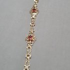 这种款式的手链叫什么名字？你认为这是维多利亚吗？这是 9k 金，我认为是石榴石