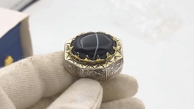 我刚刚设计了这款复古风格的戒指。