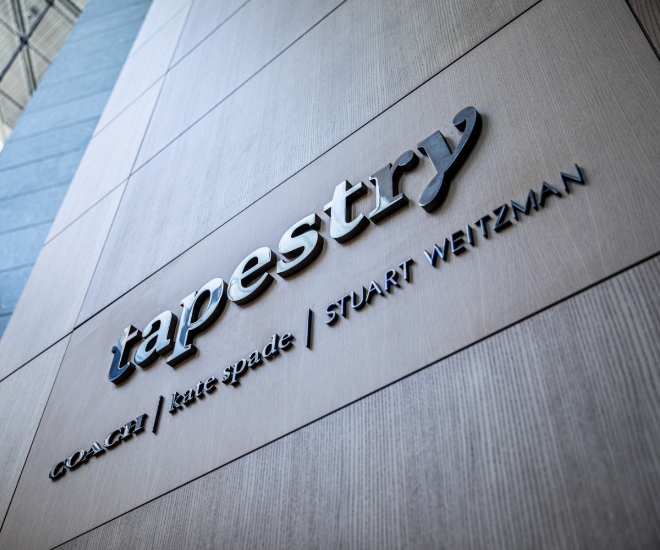 Tapestry 和 Capri 垄断对中端奢侈品消费者的影响