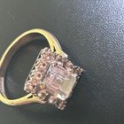 我买了这枚 10 克拉的戒指，上面有 D 标记。和 W. 375，然后有 2 个标记表明它是在伦敦制造的，我相信？有谁知道石头是什么？